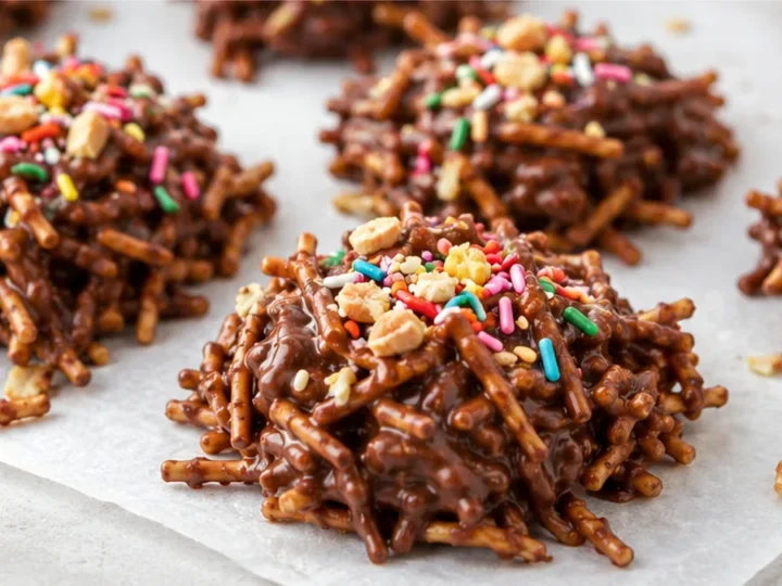 No-Bake Chocolate Haystacks: Crispy, Sweet & SO Easy!