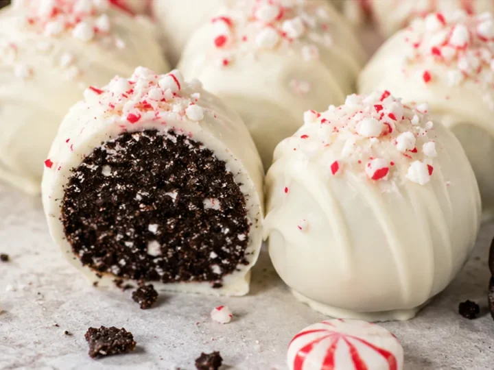 Peppermint Oreo Truffles: Holiday Dream!
