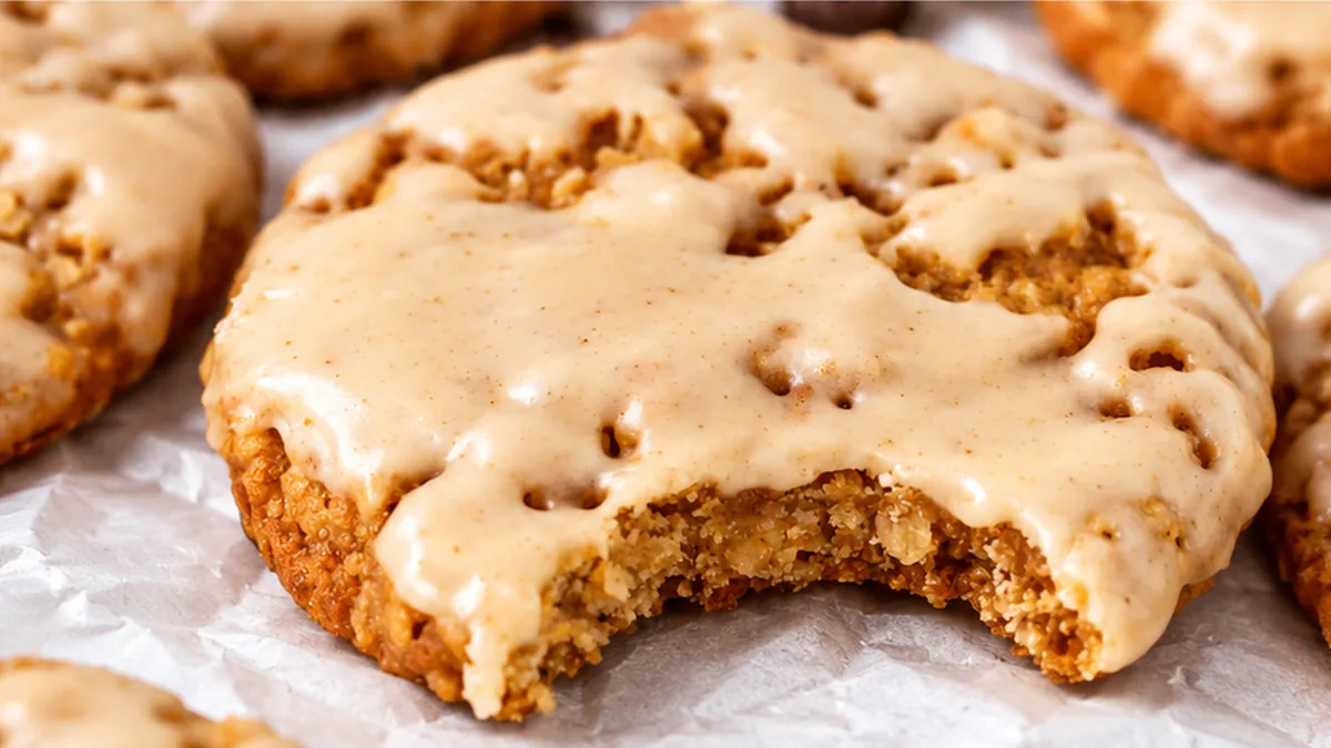 Pumpkin Spice Latte Cookies - Pumpkin cookies: Bake these delicious Pumpkin Spice Latte iced oatmeal cookies with warm spices and a sweet icing. Perfect fall tr